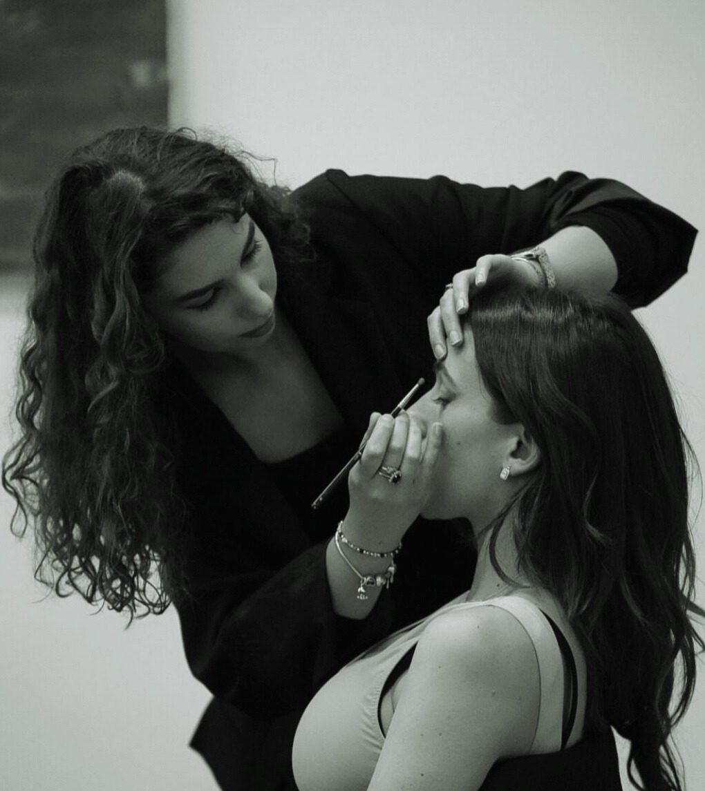 Maria Beneduce al lavoro durante un make-up